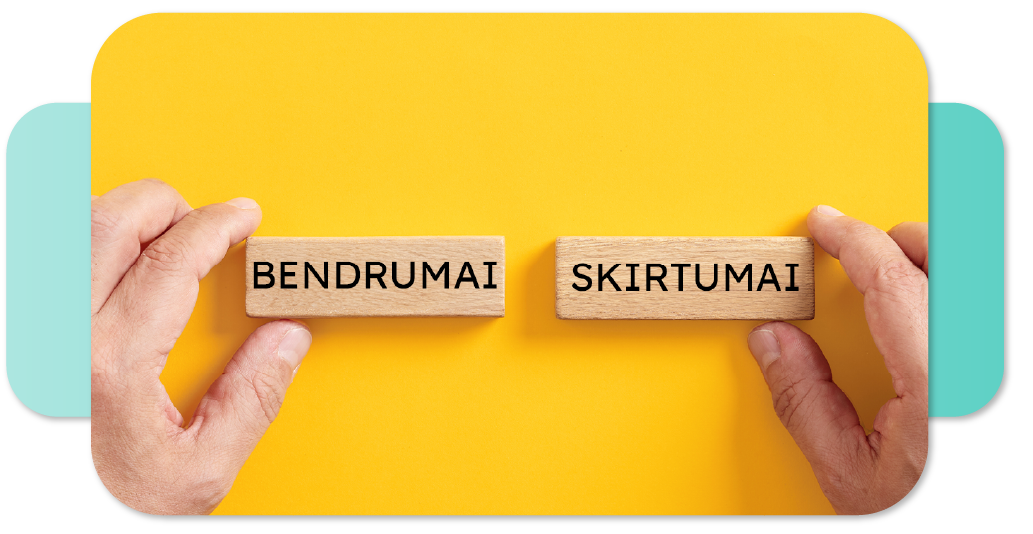 Dvi medinės kaladėlės su užrašais: "bendrumai" ir "skirtumai".